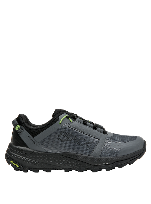 Zapatilla de textil con diseño robusto, suela gruesa y relieve para buen agarre en terrenos irregulares.