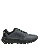 Zapatilla de hombre gris oscuro con contrastes deportivos, adecuada para excursiones y uso diario.