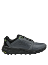 Zapatilla de hombre gris oscuro con contrastes deportivos, adecuada para excursiones y uso diario.