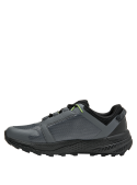 Zapatilla de estilo outdoor, perfecta para trekking y caminatas urbanas, adaptable a looks casuales.