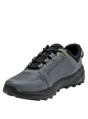 Zapatilla moderna y resistente, combinando materiales lisos y texturizados para transpirabilidad y comodidad.