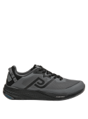 Zapatilla gris versátil con diseño moderno y detalles negros para uso diario.