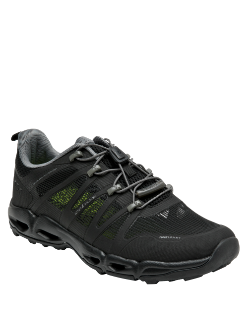 zapatilla textil negra y verde con diseño moderno, ideal para combinar con ropa casual
