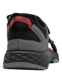 Sandalia gris oscura de hombre con detalles en negro y rojo, diseño robusto y moderno para actividades outdoor.