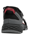 Sandalia gris oscura de hombre con detalles en negro y rojo, diseño robusto y moderno para actividades outdoor.
