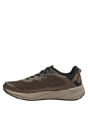 zapatilla casual deportiva, acentos visuales en pasadores negros y amarillos, look robusto.
