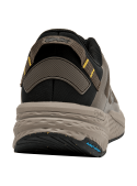 zapatilla café de hombre, estilo running, con detalles negros y amarillos, ideal para actividades urbanas.