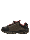 zapatilla de estilo outdoor en color taupe, estructura estable que se adapta a un look limpio y actual.