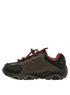zapatilla de estilo outdoor en color taupe, estructura estable que se adapta a un look limpio y actual.