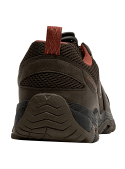 zapatilla infantil café con diseño outdoor versátil y suela plana de 3,5 cm