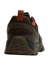 zapatilla infantil café con diseño outdoor versátil y suela plana de 3,5 cm