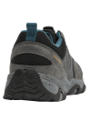 zapatilla gris para niño con diseño outdoor, material sintético y taco plano, ideal para actividades diarias.