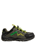 Zapatilla gris para niño, diseño limpio y versátil, perfecta para actividades diarias con suela plana de 3.5 cm.
