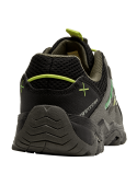 Zapatilla gris para niño, diseño outdoor con suela plana de 3.5 cm, material sintético y forro de mesh transpirable.