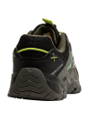 Zapatilla gris para niño, diseño outdoor con suela plana de 3.5 cm, material sintético y forro de mesh transpirable.