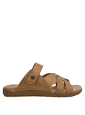 Sandalia plana de cuero camel, versátil para combinar con prendas como shorts o vestidos.