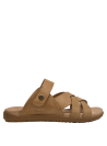 Sandalia plana de cuero camel, versátil para combinar con prendas como shorts o vestidos.