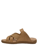 Detalle del cuero camel en sandalia plana femenina, perfecta para combinar con jeans o vestidos.