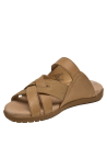 Sandalia camel de cuero para mujer con punta abierta y taco plano, ideal para looks casuales.