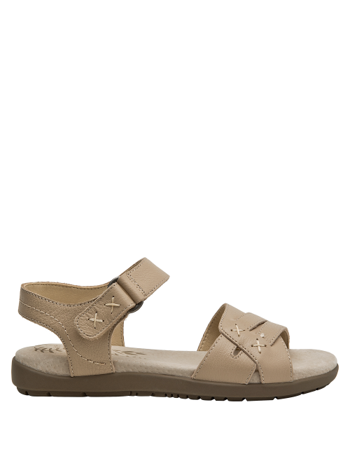Sandalia plana beige, cuero, diseño versátil, recomendada para atuendos casuales femeninos.