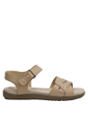 Sandalia de cuero beige, minimalista, con taco bajo, perfecta para el día a día en verano.
