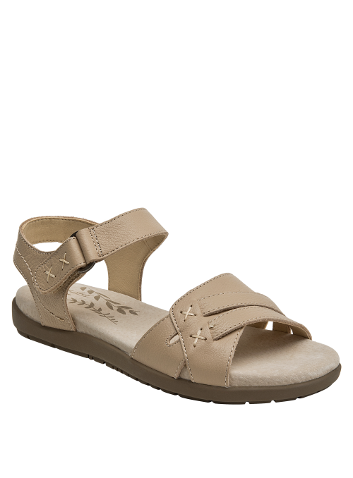 Sandalia plana beige, cuero, diseño versátil, recomendada para atuendos casuales femeninos.