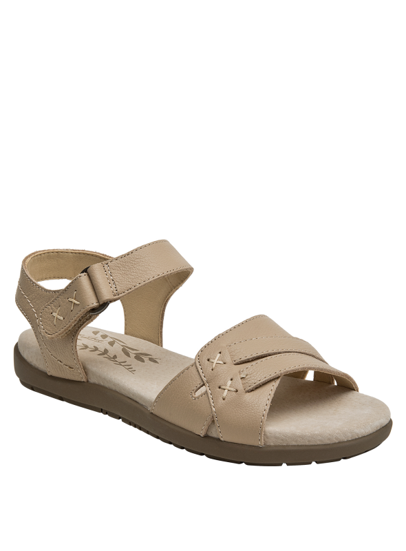 Sandalia plana beige, cuero, diseño versátil, recomendada para atuendos casuales femeninos.