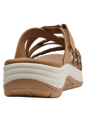 Sandalia plana color camel para mujer con diseño casual y punta abierta.