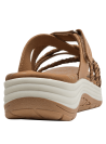 Sandalia plana color camel para mujer con diseño casual y punta abierta.