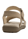 Sandalia plana de cuero beige, punta abierta, taco 2.5 cm, diseño minimalista para mujer.