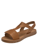 Sandalia camel para niña con diseño de punta abierta y taco plano de 2 cm.