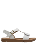 Sandalia de niña color blanco, perfecta para combinar con prendas de temporada.