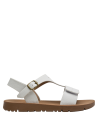 Sandalia de niña color blanco, perfecta para combinar con prendas de temporada.