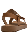 Sandalia camel para niña, diseño limpio y cómodo, adecuada para combinar con vestidos y shorts.