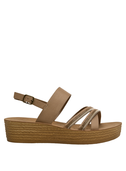 Calzado camel casual para niña, adaptable a conjuntos de lino y estilos relajados.