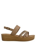 Sandalia camel con forro PU, diseño limpio para un look diario versátil y cómodo.