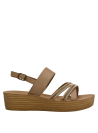 Sandalia camel con forro PU, diseño limpio para un look diario versátil y cómodo.