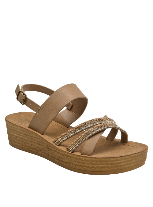 Calzado camel casual para niña, adaptable a conjuntos de lino y estilos relajados.
