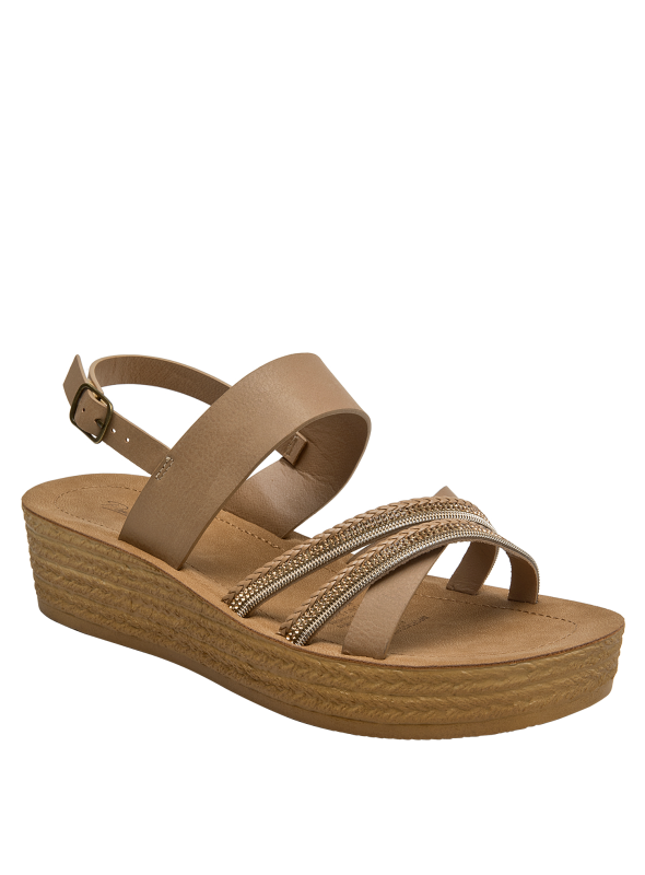 Calzado camel casual para niña, adaptable a conjuntos de lino y estilos relajados.