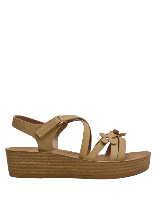 Sandalia camel de niña, suela plana y diseño versátil que combina con shorts de denim y poleras.
