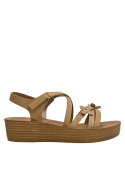 Sandalia infantil camel, diseño clásico con sujeción cómoda, ideal para faldas midi y accesorios naturales.