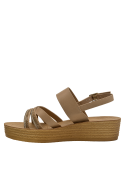 Calzado casual infantil en color camel, diseño liviano y versátil para paseos y reuniones.