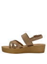 Calzado casual infantil en color camel, diseño liviano y versátil para paseos y reuniones.