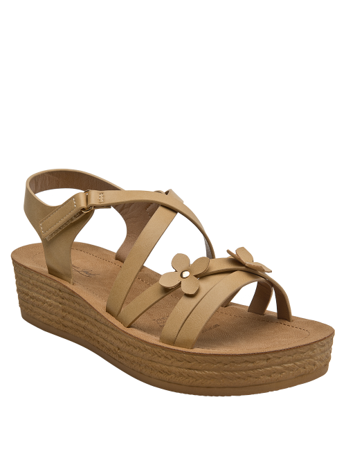 Sandalia camel de niña, suela plana y diseño versátil que combina con shorts de denim y poleras.