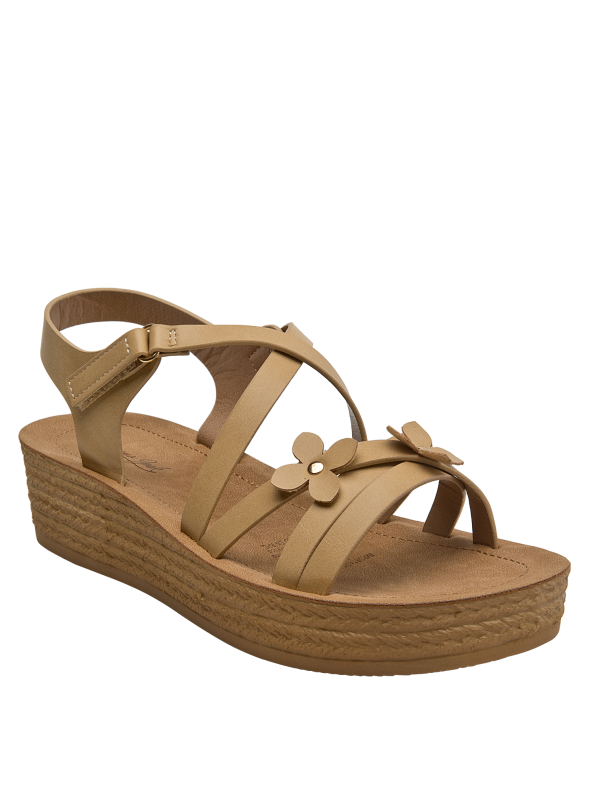 Sandalia camel de niña, suela plana y diseño versátil que combina con shorts de denim y poleras.