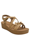 Sandalia camel de niña, suela plana y diseño versátil que combina con shorts de denim y poleras.