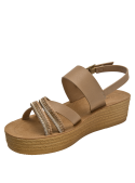 Sandalia camel para niña con punta abierta y taco plano de 3.5 cm, ideal para climas cálidos.