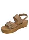 Sandalia camel para niña con punta abierta y taco plano de 3.5 cm, ideal para climas cálidos.
