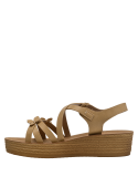 Sandalia para niña en color camel, confeccionada en material sintético, perfecta para looks casuales.
