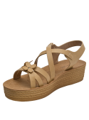 Sandalia camel infantil, estructura abierta que resalta el empeine, ideal para combinar con vestidos.